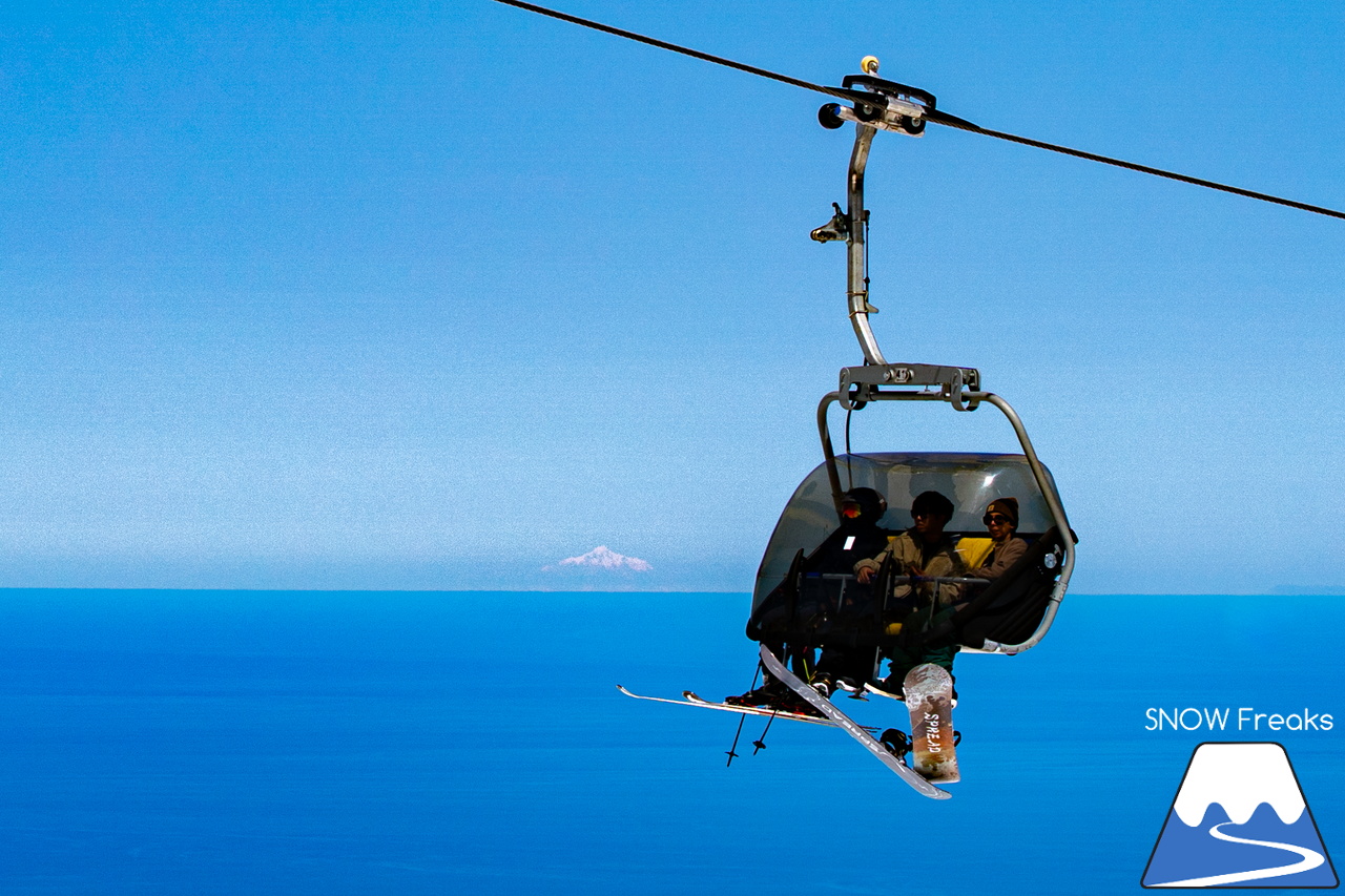 札幌国際スキー場｜ゴールデンウイーク初日も全コース滑走可能OK！！真っ白な雪と澄んだ青空 ＝ 絶好の春スキー＆スノーボード日和♪そして、日本海の彼方に、なんと利尻富士が見えた？！